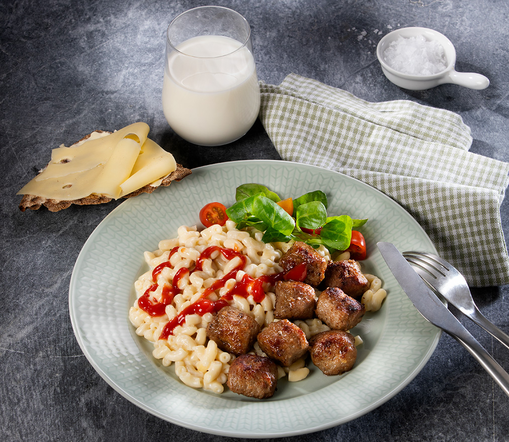 Köttbullar med stuvade makaroner